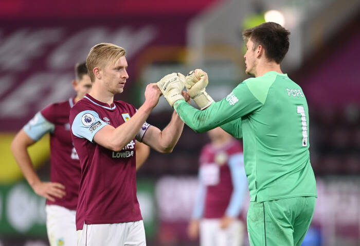 Ben Mee dan Nick Pope dari Burnley merayakan setelah pertandingan (REUTERS/Michael Regan) Ben Mee dan Nick Pope dari Burnley merayakan setelah pertandingan