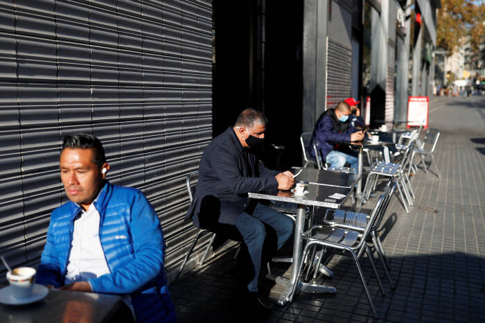 Pelanggan duduk di bagian tempat duduk luar ruangan di bar Zurich di alun-alun Catalunya (REUTERS/Nacho Doce) Pelanggan duduk di bagian tempat duduk luar ruangan di bar Zurich di alun-alun Catalunya