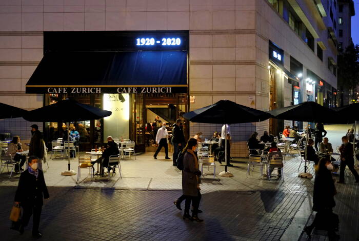 Pelanggan duduk di bagian tempat duduk luar ruangan di bar Zurich di alun-alun Catalunya (REUTERS/Nacho Doce) Pelanggan duduk di bagian tempat duduk luar ruangan di bar Zurich di alun-alun Catalunya