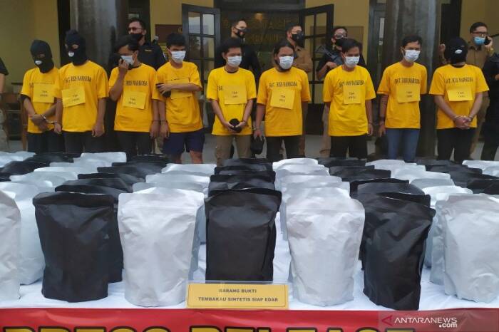 Sembilan orang tersangka diduga akan edarkan tembakau sitetis diamankan aparat Polrestabes Bandung. (ANTARA/Bagus Ahmad Rizaldi) bcl ditangkap karena kasus narkoba
