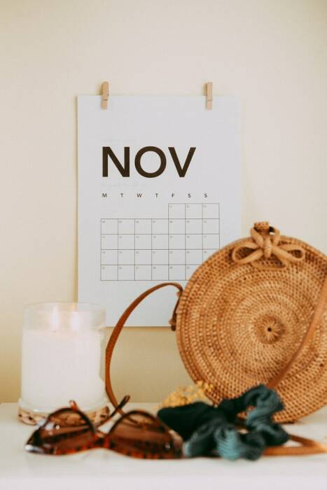 Bulan november. (Unsplash/@maddibazzocco) Bulan november.