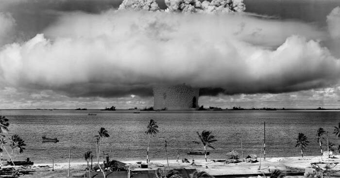 Ledakan bom nuklir di Bikini Atoll. (Flickr/Jon Schoffstall) Ledakan bom nuklir di Bikini Atoll.