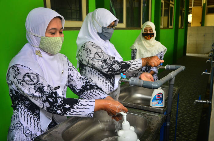 Sejumlah Guru mengikuti lomba mencuci tangan dengan benar (ANTARA FOTO/Yusuf Nugroho) Sejumlah Guru mengikuti lomba mencuci tangan dengan benar