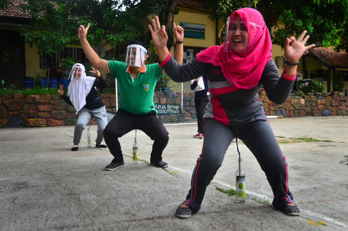 Sejumlah Guru mengikuti lomba memasukkan pulpen ke dalam botol (ANTARA FOTO/Yusuf Nugroho) Sejumlah Guru mengikuti lomba memasukkan pulpen ke dalam botol