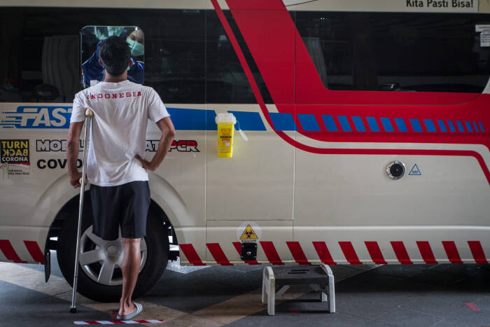 ANTARA FOTO/Mohammad Ayudha Petugas medis melakukan tes usap atau swab test kepada atlet, pelatih dan tenaga pendukung Pemusatan Latihan Nasional (Pelatnas) National Paralympic Committee