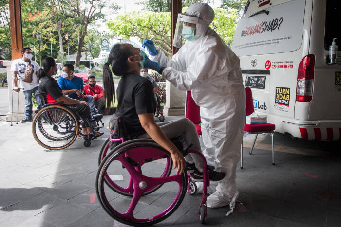 ANTARA FOTO/Mohammad Ayudha Petugas medis melakukan tes usap atau swab test kepada atlet, pelatih dan tenaga pendukung Pemusatan Latihan Nasional (Pelatnas) National Paralympic Committee