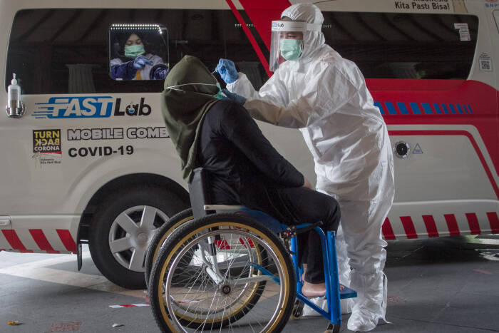 ANTARA FOTO/Mohammad Ayudha Petugas medis melakukan tes usap atau swab test kepada atlet, pelatih dan tenaga pendukung Pemusatan Latihan Nasional (Pelatnas) National Paralympic Committee