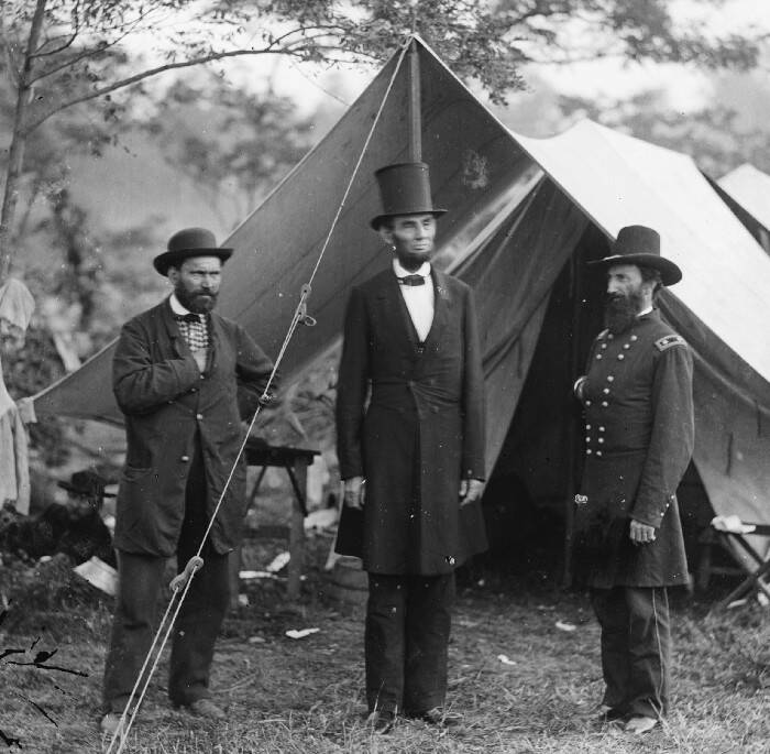 Abraham Lincoln dan topinya. (tonydezenzio.medium) Abraham Lincoln dan topinya