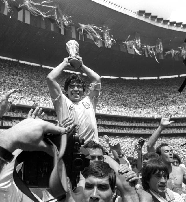 Trofi Piala Dunia Argentina yang dipegang oleh Diego Maradona (REUTERS/Gary Hershorn) Trofi Piala Dunia Argentina yang dipegang oleh Diego Maradona (REUTERS/Gary Hershorn)