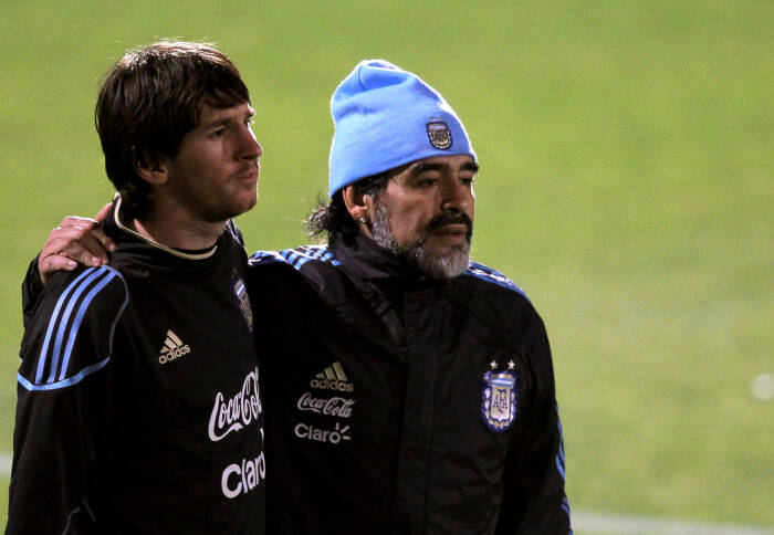 Lionel Messi dan Maradona (REUTERS/Enrique Marcarian) Lionel Messi dan Maradona (REUTERS/Enrique Marcarian)