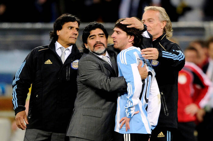 Diego Maradona dan Lionel Messi (REUTERS/Dylan Martinez) Diego Maradona dan Lionel Messi (REUTERS/Dylan Martinez)