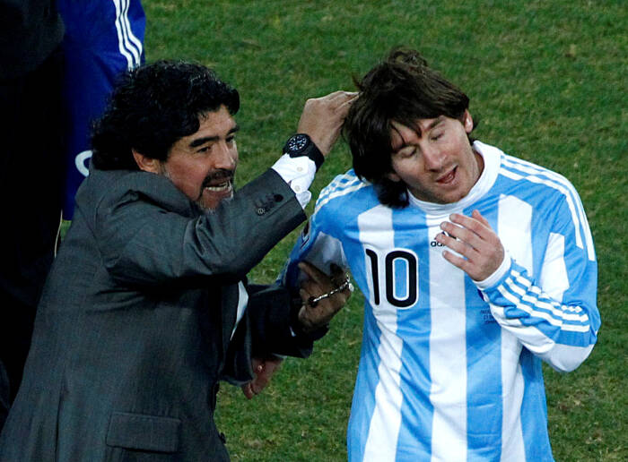 Diego Maradona dan Lionel Messi (REUTERS/David Gray) Diego Maradona dan Lionel Messi (REUTERS/David Gray)