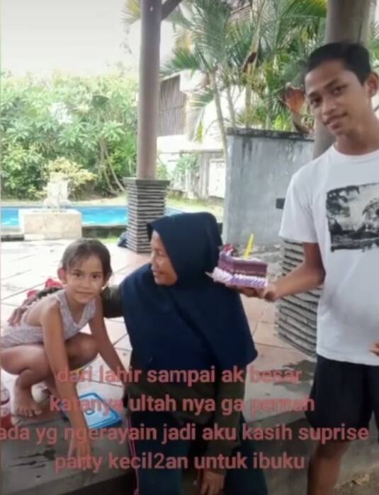 Wanita ini bahagiakan ibu di hari tua, sejak kecil hidup susah dan korban KDRT. (TikTok/@branring_bali) kisah anak bahagiakan orangtua, anak bahagiakan ibu, korban kdrt,