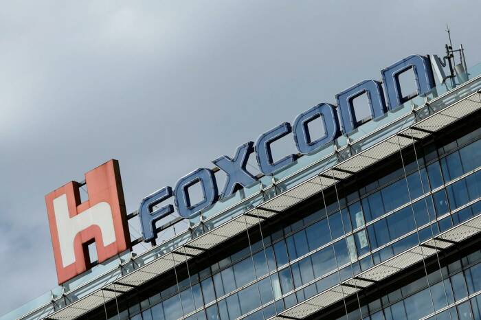Logo Foxconn terlihat di kantornya di Taipei, Taiwan (photo/REUTERS/Tyrone Siu) Logo Foxconn terlihat di kantornya di Taipei, Taiwan