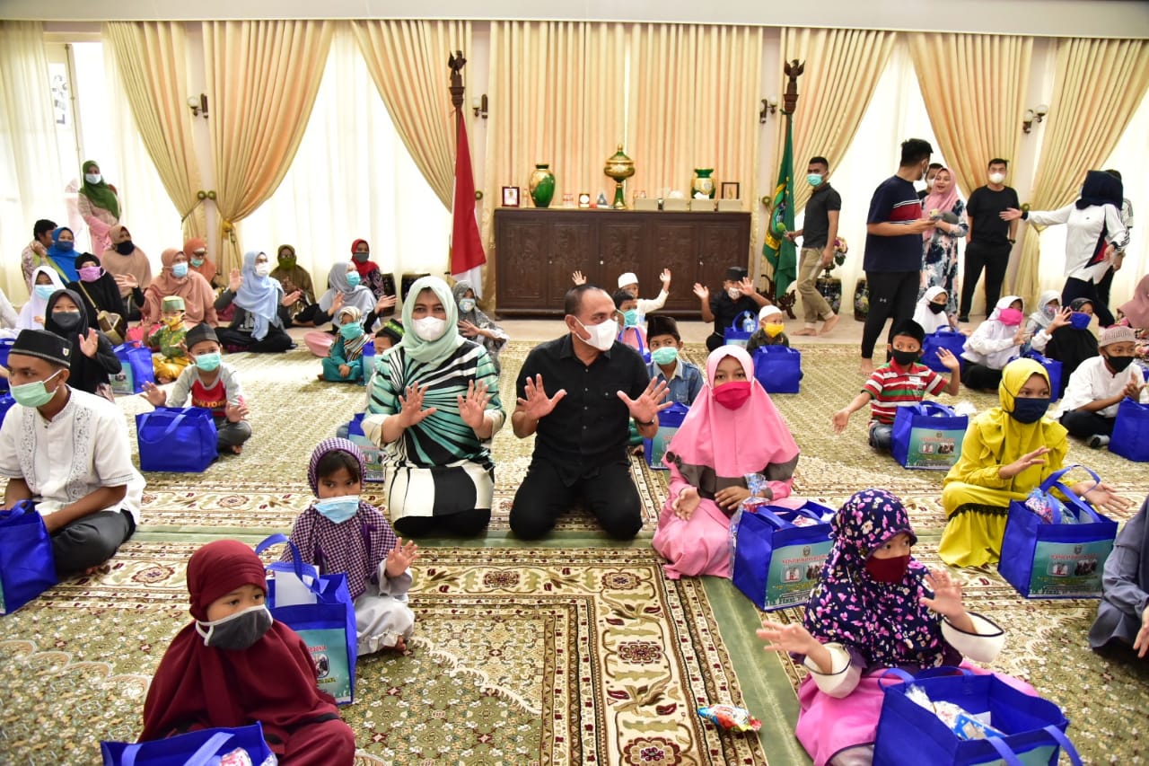 Gubernur Sumut, Edy Rahmayadi berkumpul dengan puluhan anak di Rumah Dinas Gubernur Sumut. / twitter Edy Rahmayadi Gubernur Sumut, Edy Rahmayadi berkumpul dengan puluhan anak di Rumah Dinas Gubernur Sumut. / twitter Edy Rahmayadi