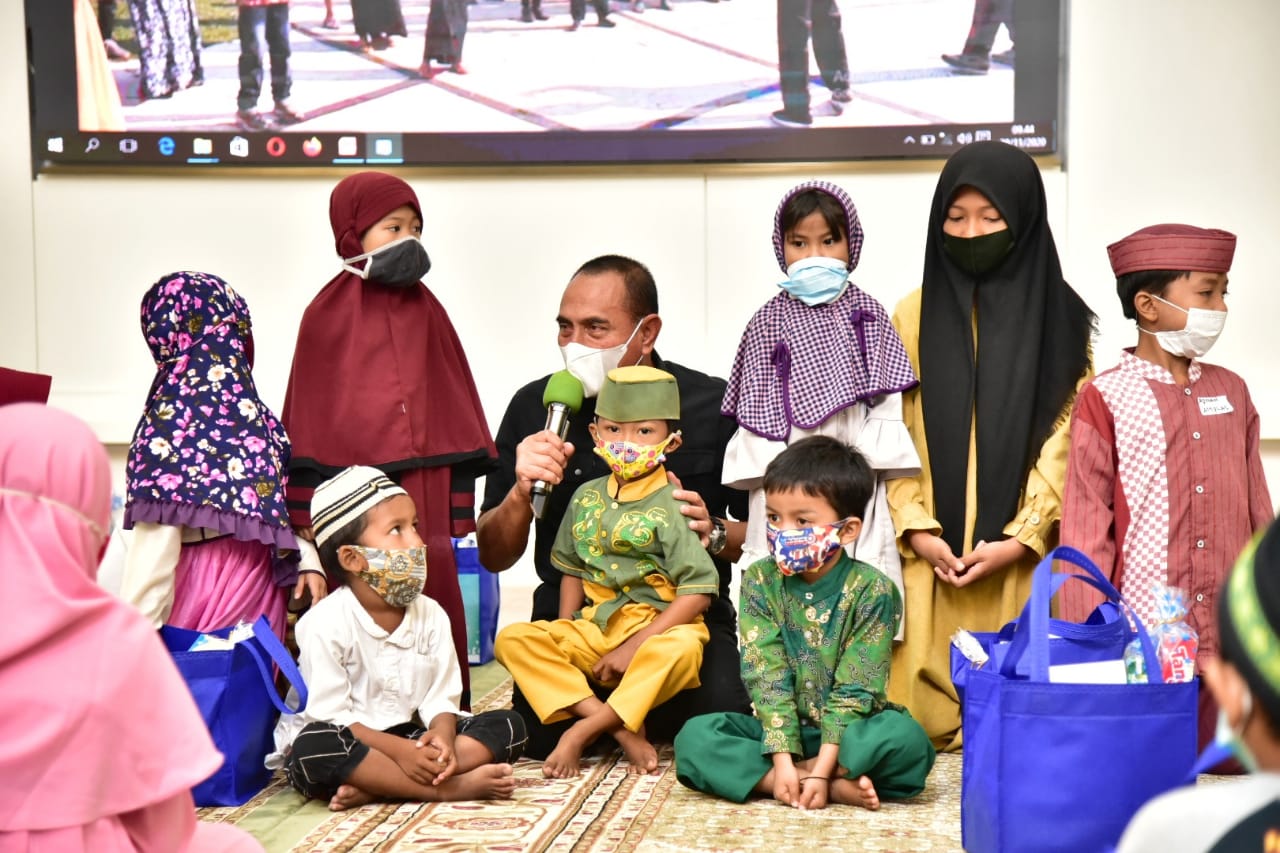 Gubernur Sumut, Edy Rahmayadi berkumpul dengan puluhan anak di Rumah Dinas Gubernur Sumut. / twitter Edy Rahmayadi Gubernur Sumut, Edy Rahmayadi berkumpul dengan puluhan anak di Rumah Dinas Gubernur Sumut. / twitter Edy Rahmayadi