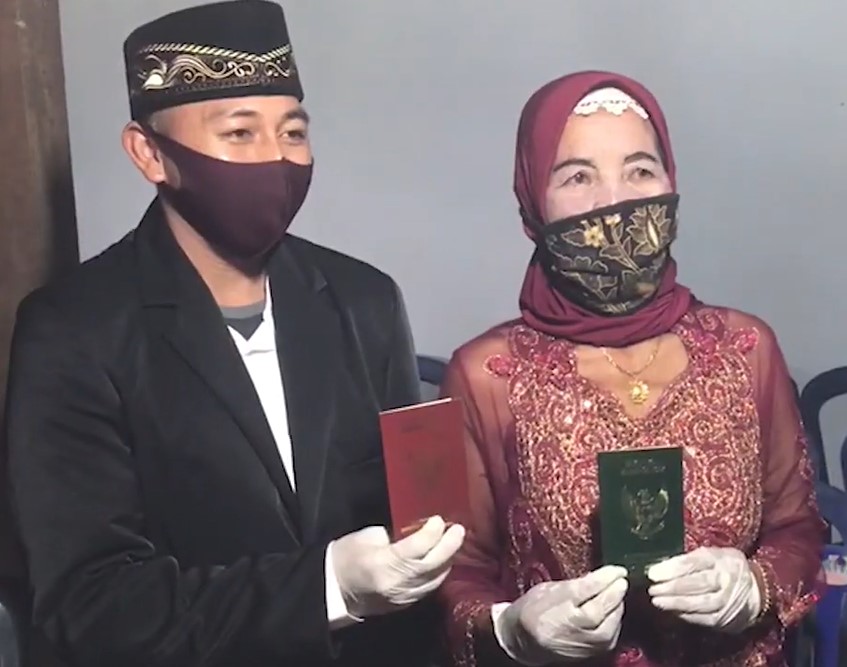 Jamhar Ali Nursahid dan Yainem menunjukkan buku nikah mereka. (Foto: Instagram Ndorobeii) ist