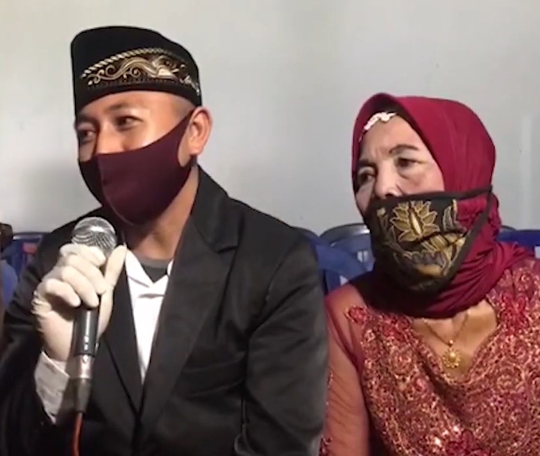 Jamhar Ali Nursahid dan Yainem usai menikah. (Foto: Instagram Ndorobeii) ist