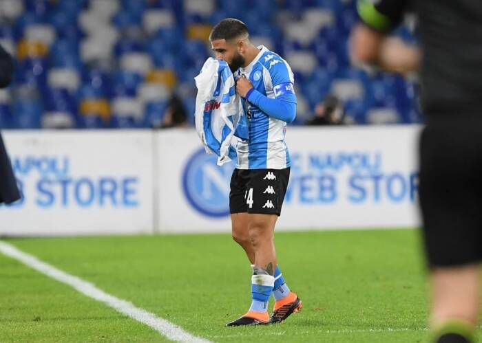Lorenzo Insigne mencium jersey Maradona. (photo/Instagram/@lorinsigneofficial) Lorenzo Insigne mencium jersey Maradona