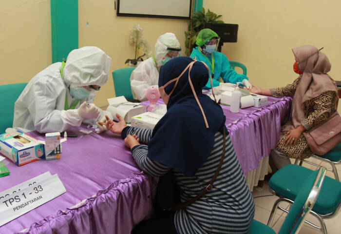 ANTARA FOTO/Muhammad Iqbal Petugas medis dari Dinas Kesehatan (Dinkes) Kota Tangerang Selatan mengambil sampel darah anggota Panitia Pemungutan Suara ( PPS) yang akan bertugas di tempat pemungutan suara (TPS)