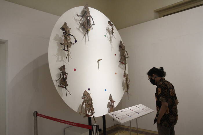 ANTARA FOTO/Hendra Nurdiyansyah Pengunjung mengamati koleksi wayang saat pameran Jayengtilam di Museum Sonobodoyo
