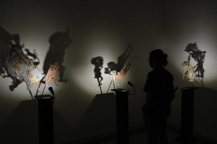 ANTARA FOTO/Hendra Nurdiyansyah Pengunjung mengamati koleksi wayang saat pameran Jayengtilam di Museum Sonobodoyo