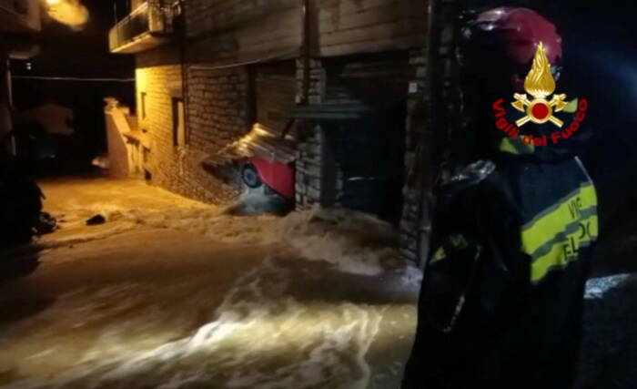 REUTERS/Vigili del Fuoco Gambar diam yang diambil dari video menunjukkan banjir bandang di samping gedung-gedung di kota Bitti