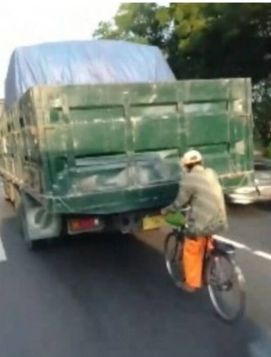 Nebeng Truk (Photo/Facebook/Agus WijayaCokerz II) Nekat Gantungan di Belakang Truk