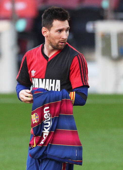 Messi membuka jersey Barcelona-nya. (REUTERS/ALBERT GEA) selebrasi messi untuk maradona