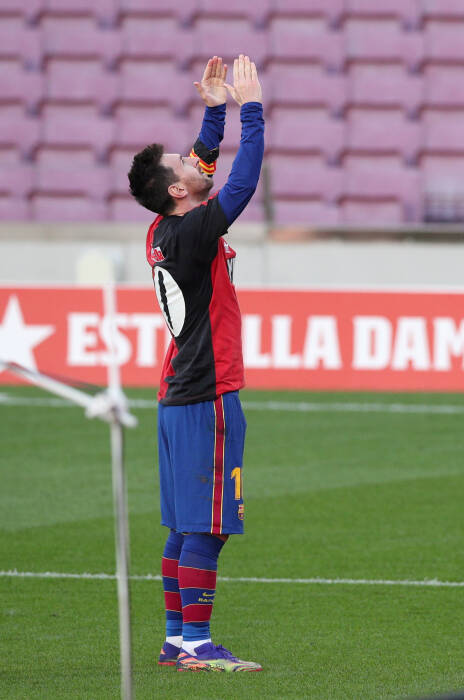 Selebrasi Messi untuk Maradona. (REUTERS/ALBERT GEA) Selebrasi Messi untuk Maradona