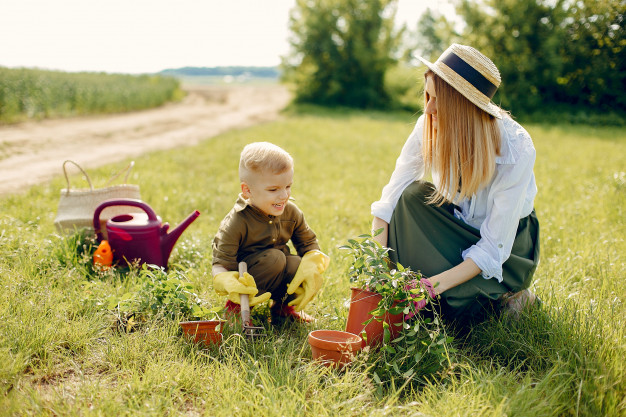Ilustrasi anak dan ibu sedang berkebun. (Freepik) kesehatan anak