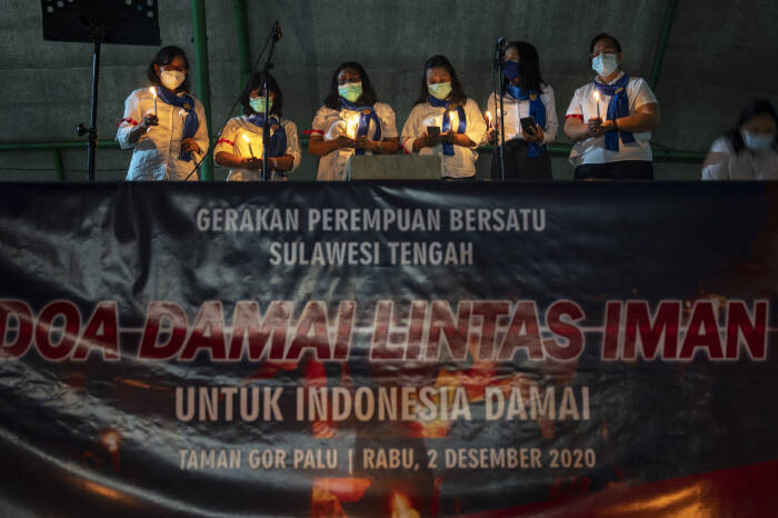 ANTARA FOTO/Basri Marzuki Sejumlah warga berdoa bersama pada Doa Damai Lintas Iman di Taman GOR