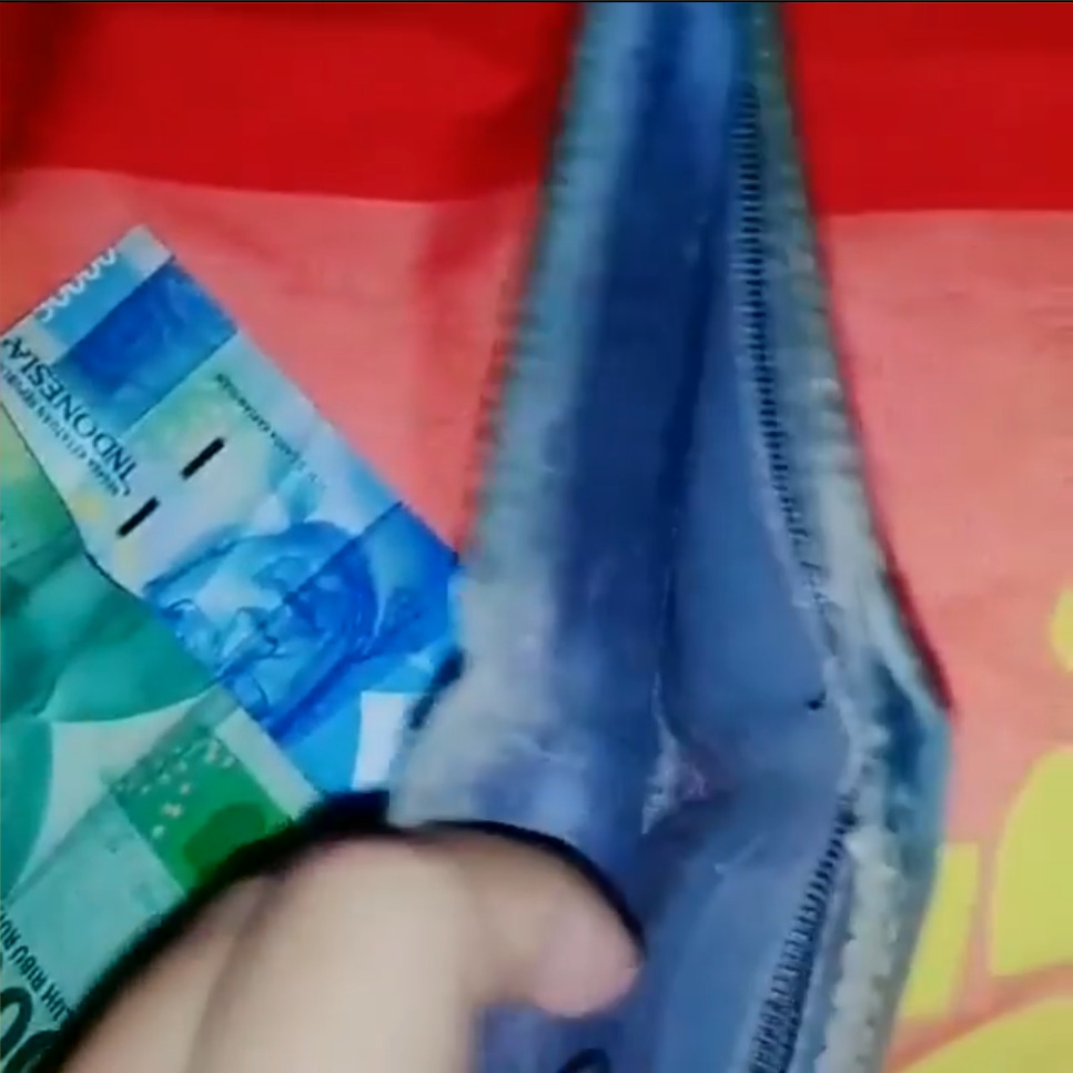 Istri buka dompet suami. (Instagram/@ndorobeii) hukum istri buka dompet suami menurut islam
