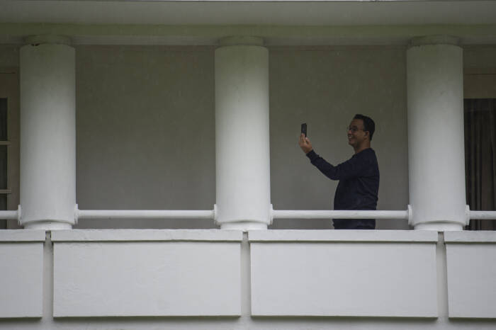 Gubernur DKI Jakarta Anies Baswedan melakukan panggilan video dengan keluarganya (ANTARA FOTO/Aditya Pradana Putra) Gubernur DKI Jakarta Anies Baswedan melakukan panggilan video dengan keluarganya