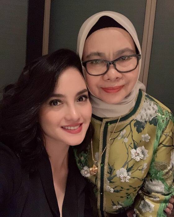 Ririn Ekawati dan ibunya. (Instagram/@ririnekawati) Ririn Ekawati