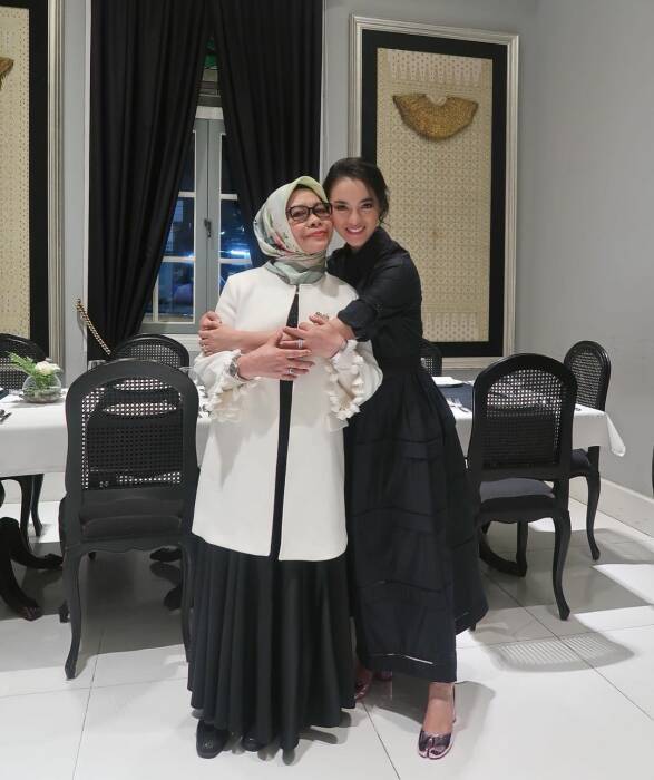 Ririn dan ibunya. (Instagram/@ririnekawati) Ririn ekawati