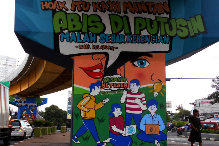 ANTARA FOTO/Suwandy Sejumlah kendaraan melintasi mural bertema taat berlalu lintas