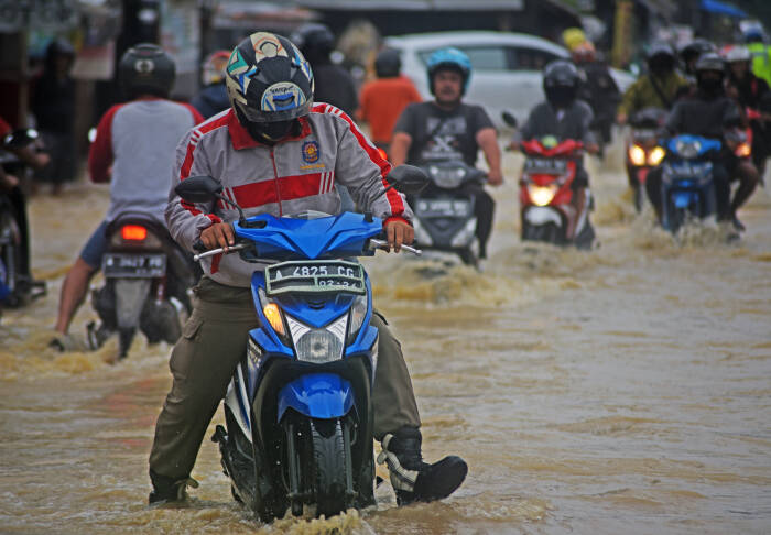Sejumlah pengendara sepeda motor terjebak banjir (ANTARA FOTO/Asep Fathulrahman) Sejumlah pengendara sepeda motor terjebak banjir