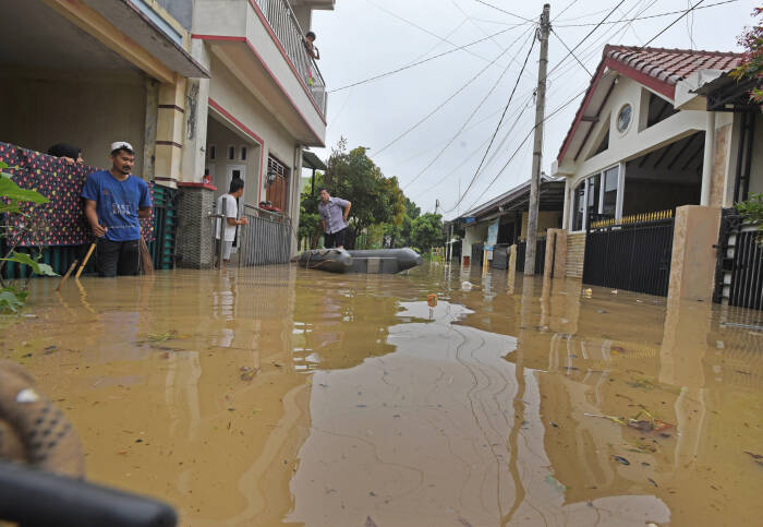 Sejumlah warga terjebak banjir (ANTARA FOTO/Asep Fathulrahman) Sejumlah warga terjebak banjir