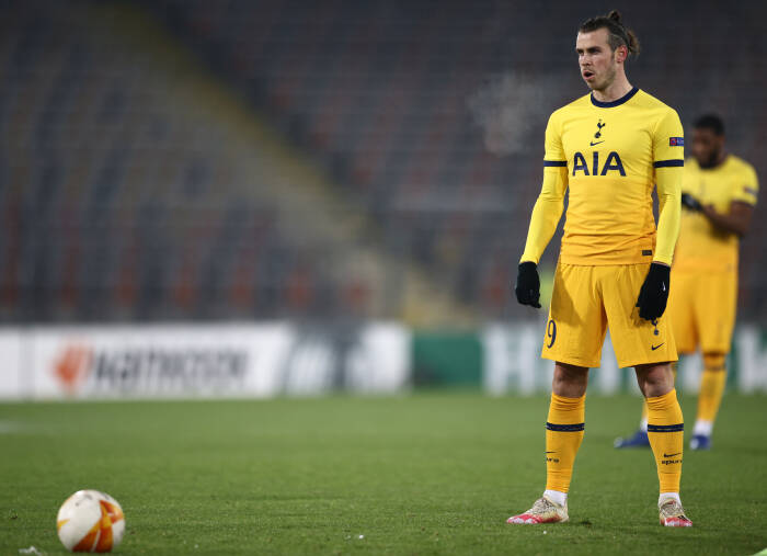 Gareth Bale dari Tottenham Hotspur bersiap untuk melakukan tendangan bebas (REUTERS/Lisi Niesner) Gareth Bale dari Tottenham Hotspur bersiap untuk melakukan tendangan bebas