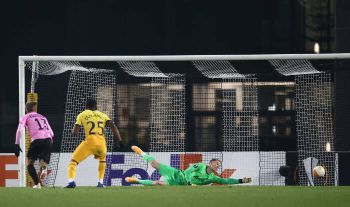 Peter Michorl dari LASK Linz mencetak gol pertama mereka melewati Joe Hart dari Tottenham Hotspur (REUTERS/Lisi Niesner) Peter Michorl dari LASK Linz mencetak gol pertama mereka melewati Joe Hart dari Tottenham Hotspur