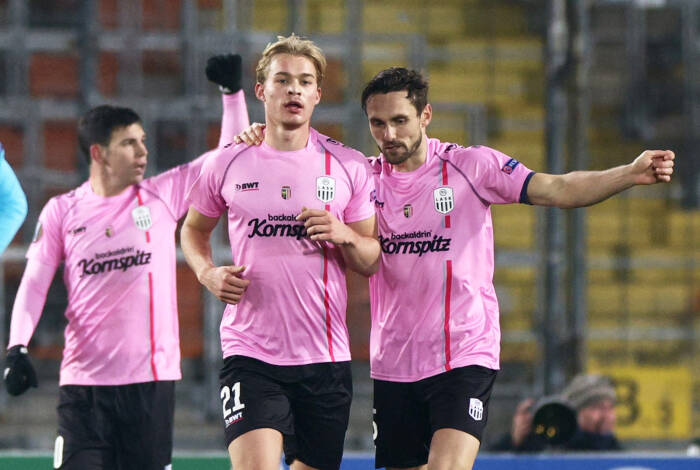Peter Michorl dari LASK Linz merayakan mencetak gol pertama mereka dengan rekan satu tim (REUTERS/Lisi Niesner) Peter Michorl dari LASK Linz merayakan mencetak gol pertama mereka dengan rekan satu tim