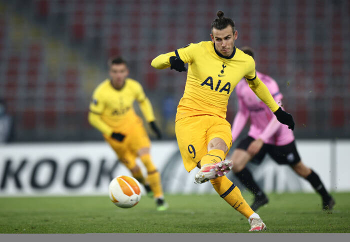 Tottenham Hotspur Gareth Bale mencetak gol pertama mereka dari titik penalti (REUTERS/Lisi Niesner) Tottenham Hotspur Gareth Bale mencetak gol pertama mereka dari titik penalti