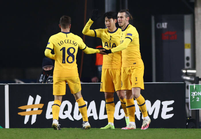 Son Heung-min dari Tottenham Hotspur merayakan gol kedua mereka bersama Gareth Bale dan Giovani Lo Celso (REUTERS/Lisi Niesner) Son Heung-min dari Tottenham Hotspur merayakan gol kedua mereka bersama Gareth Bale dan Giovani Lo Celso
