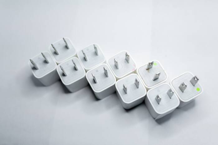iPhone 12 Series tidak hadir dengan adapter charger di kotak kemasannya (photo/Unsplash/Solen Feyissa) iPhone 12 Series tidak hadir dengan adapter charger di kotak kemasannya