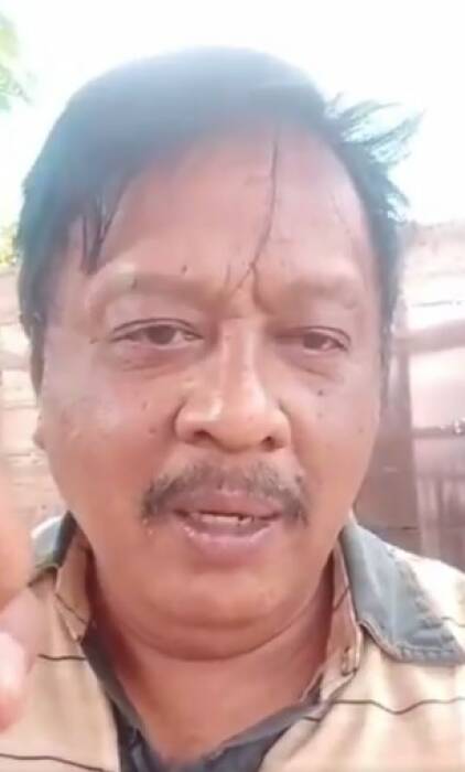 Pria mengaku polisi hendak sembelih Rizieq Shihab (Youtube/HENDRI OFFICIAL) Pria mengaku polisi hendak sembelih Rizieq Shihab