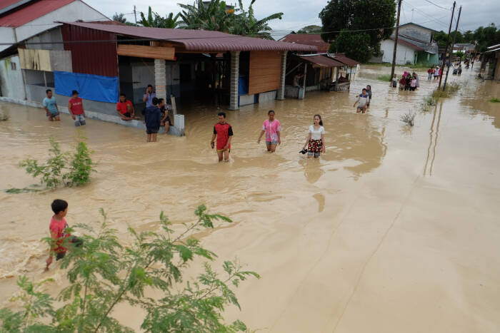 ANTARA FOTO/Irsan Mulyadi Warga melintasi banjir yang merendam pemukiman penduduk di Kecamatan Sunggal