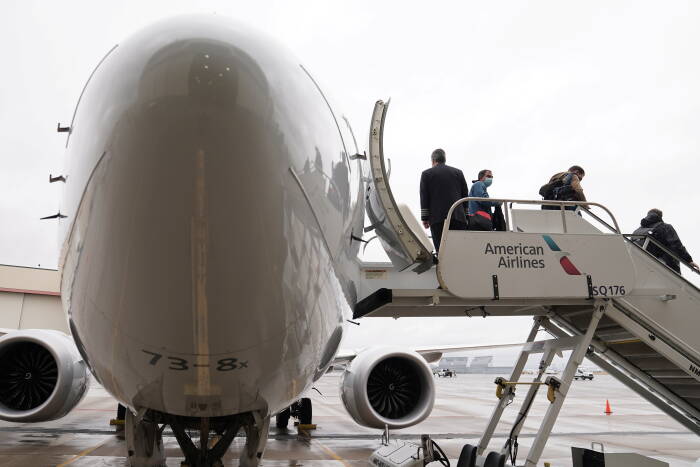 Boeing 737 Max selesaikan penerbangan pertamanya dari Dallas, Texas dan tiba di Tulsa, Oklahoma, Rabu (2/12/2020). (REUTERS/CARLO ALLEGRI) Boeing 737 Max