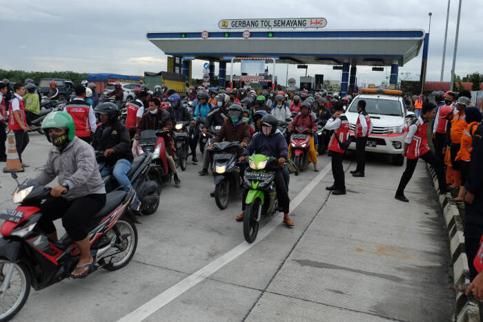 ANTARA FOTO/Irsan Mulyadi Pengendara sepeda motor memaksa masuk ke gerbang tol Semayang di Deli Serdang