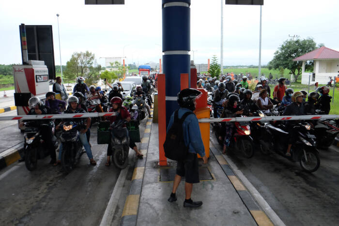 ANTARA FOTO/Irsan Mulyadi Pengendara sepeda motor memaksa masuk ke gerbang tol Semayang di Deli Serdang